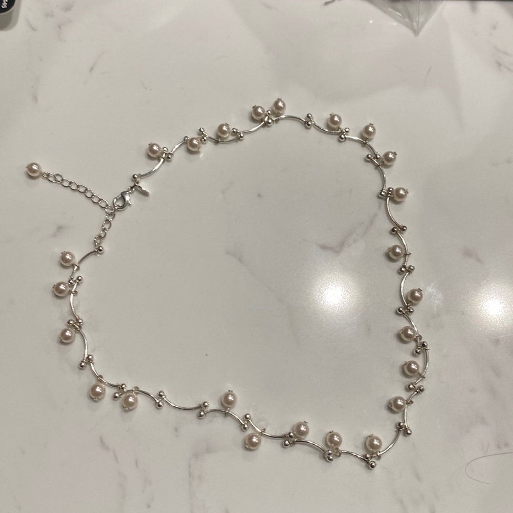 Pearl and silver dainty necklace.